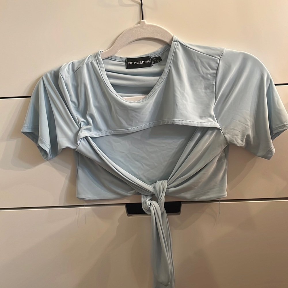 Cute crop top! Cross front